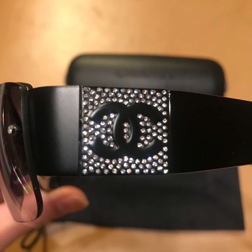 ⛔️SOLD⛔️ Authentic Classic CHANEL Sunglasses - Picture 4 of 12